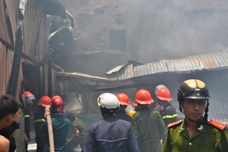 Toàn cảnh vụ kho chứa cồn ở Văn Điển bốc cháy, nhiều hàng hóa bị thiêu rụi  